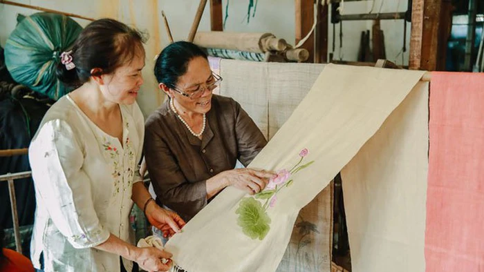 Những người phụ nữ “tiếp lửa” cho làng nghề truyền thống giữa thời đại số