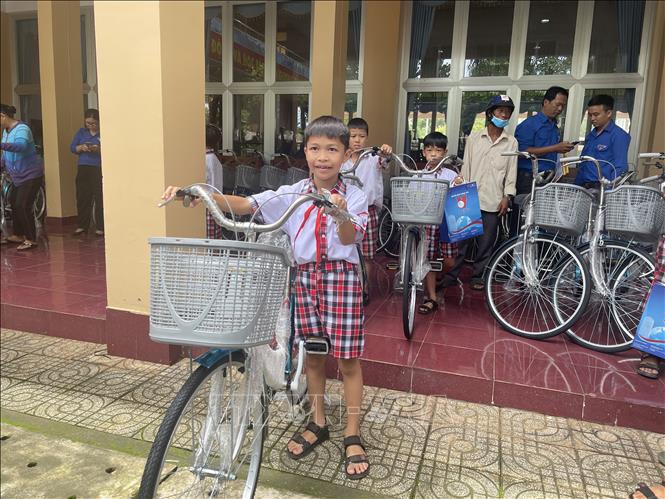 Trao 50 xe đạp cho học sinh nghèo vượt khó