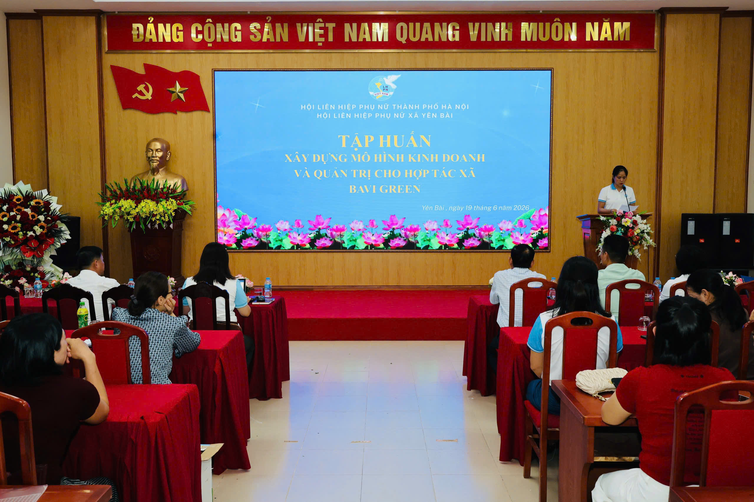 HỘI LHPN HÀ NỘI TỔ CHỨC TẬP HUẤN XÂY DỰNG MÔ HÌNH KINH DOANH VÀ QUẢN TRỊ HỢP TÁC XÃ TẠI XÃ YÊN BÀI