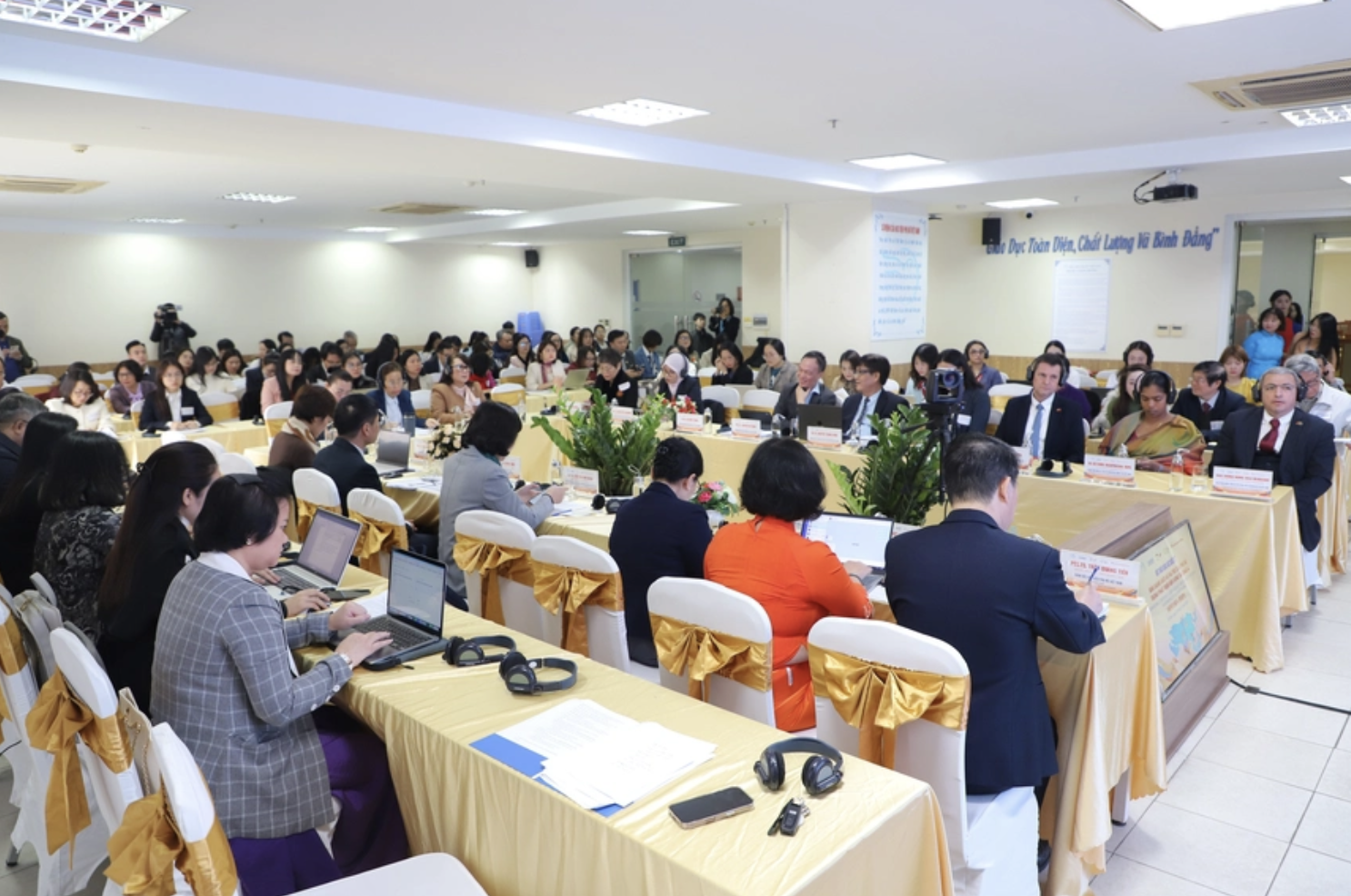 Hội thảo quốc tế về phụ nữ và phát triển bền vững